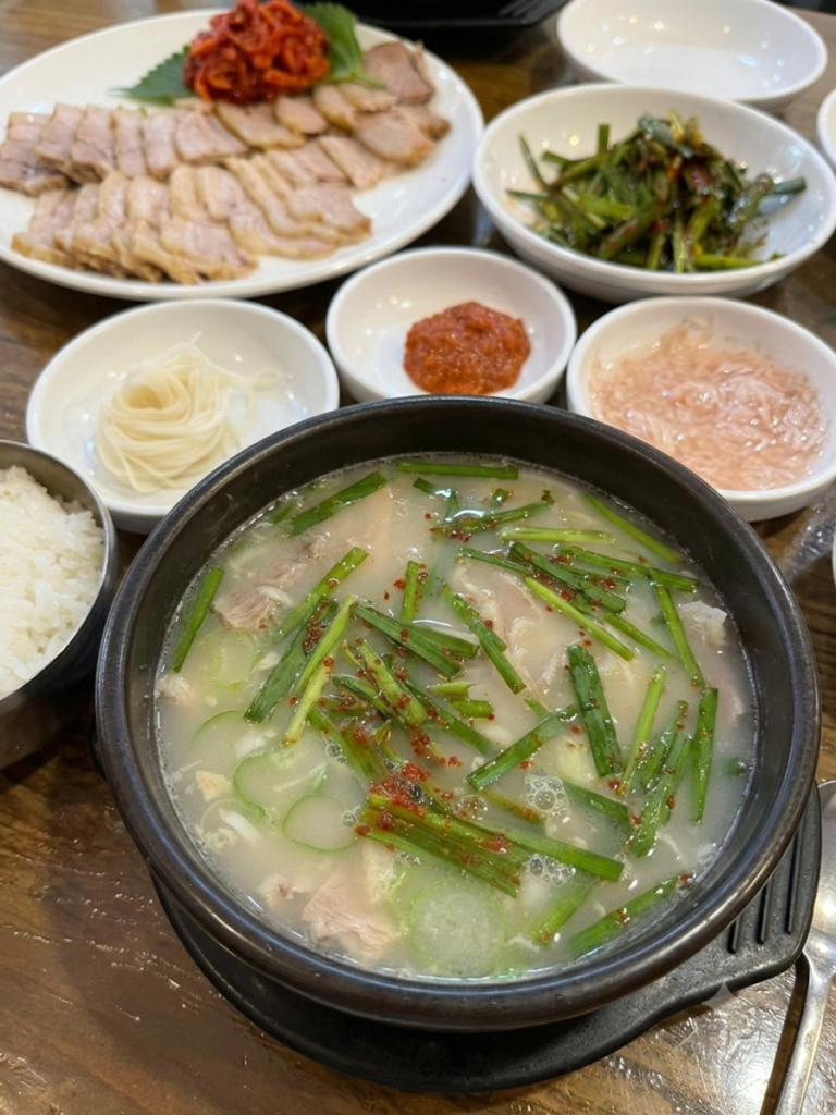 ヤンジョンのヌルヘラン（늘해랑）のスユクペッパンとカオリシッケ（エイの発酵食品）