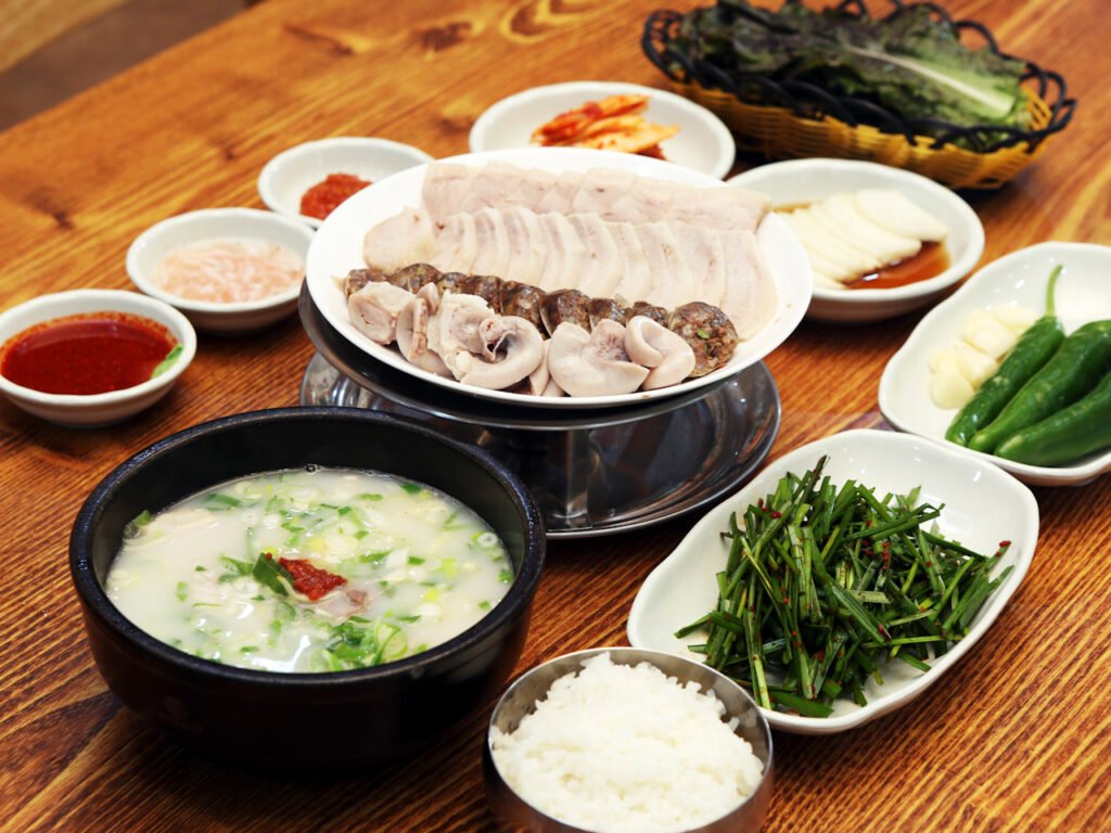 双子（サンドゥンイ）テジクッパ本店の豚トロスユクと白濁スープの定食