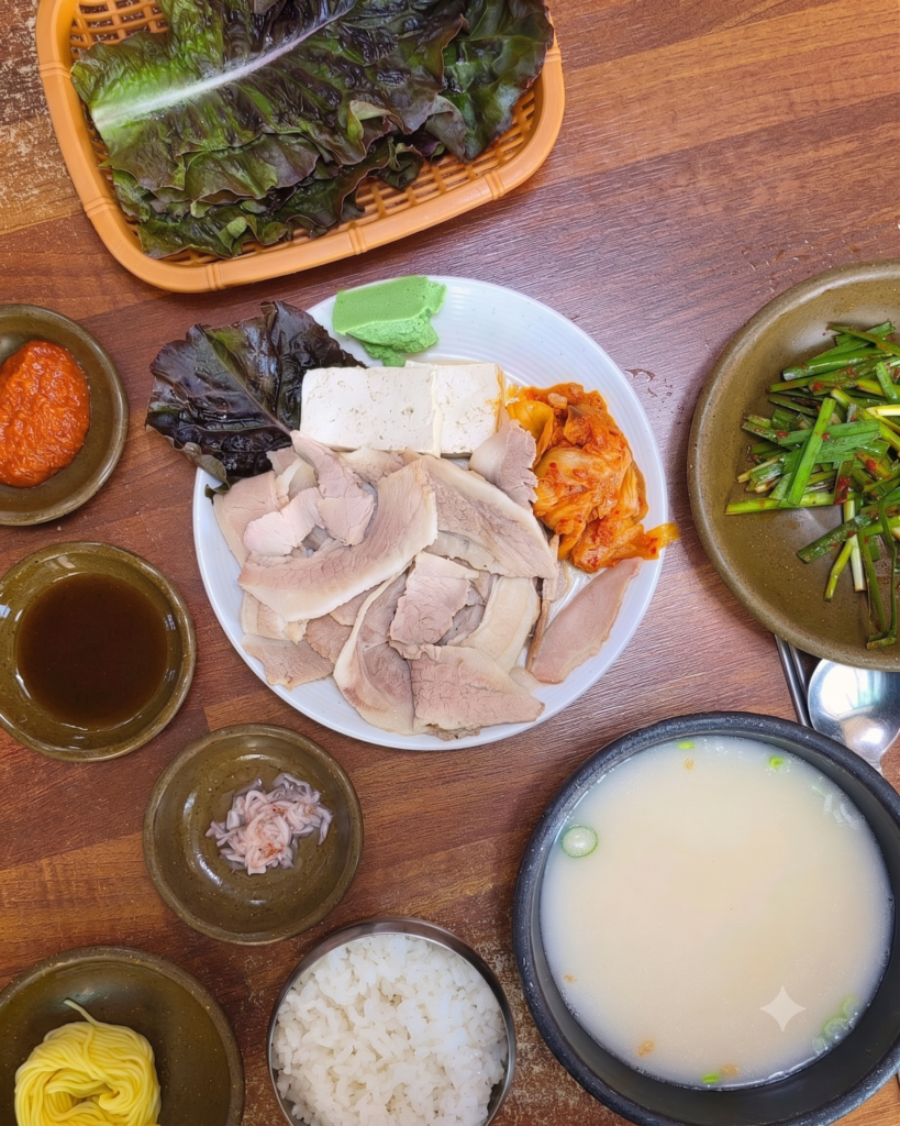 永進（ヨンジン）テジクッパ本店のスユクペッパン（豚トロ・豆腐・炒めキムチ・スープ）