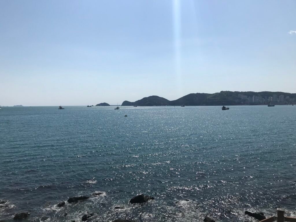 ヒニョウル文化村から望む青い海と影島の海岸