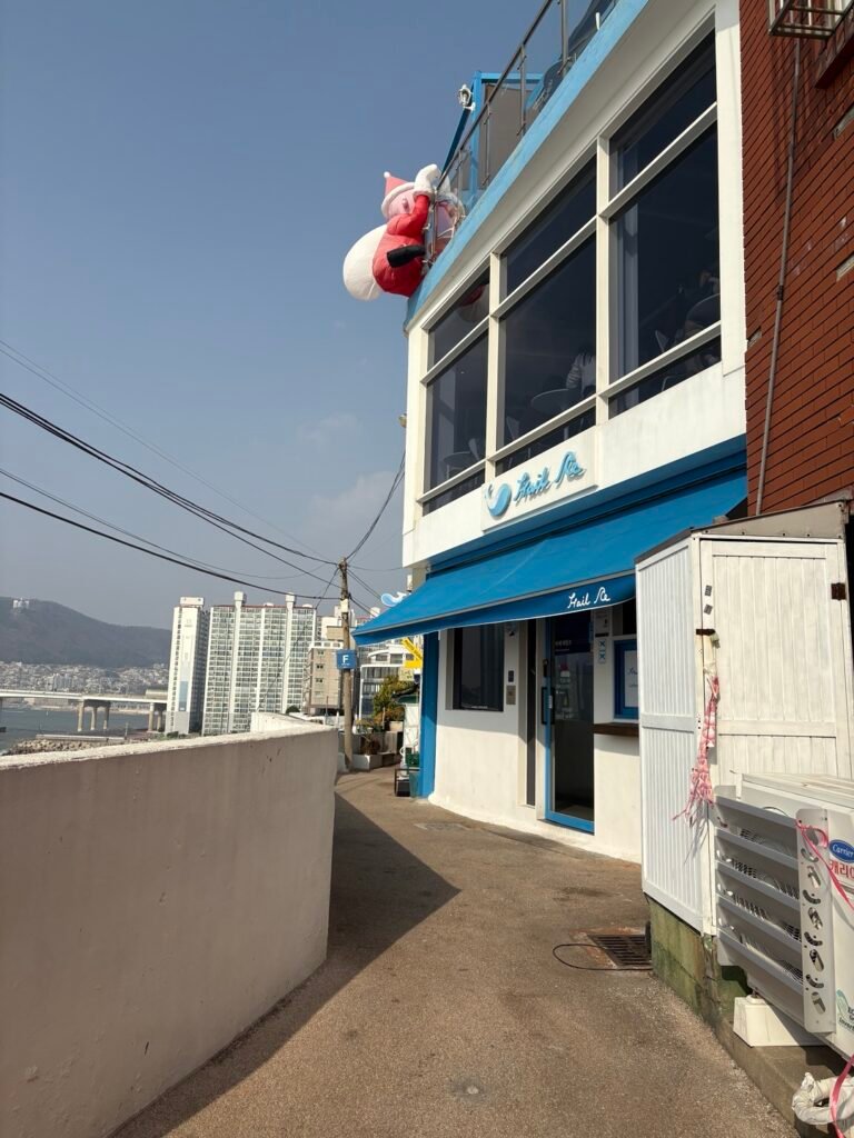 ヒニョウル文化村の路地にある海を望むカフェ