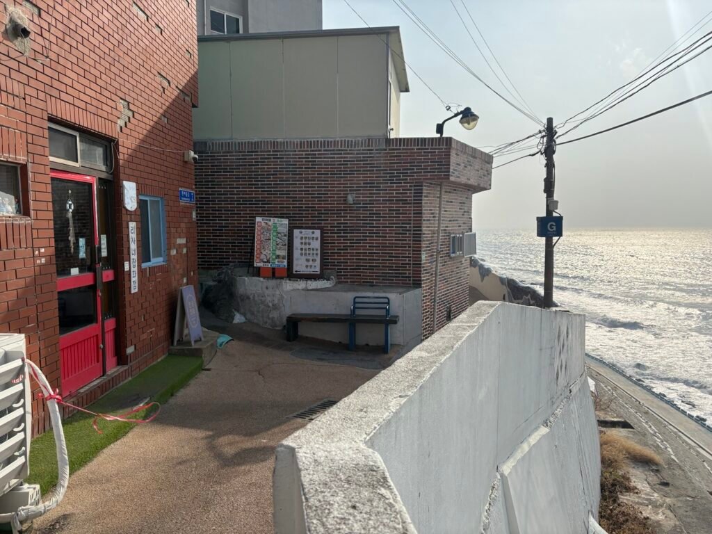 ヒニョウル文化村の赤レンガの建物と細い路地