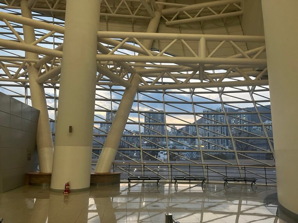 国立海洋博物館の大きな窓と開放的な館内