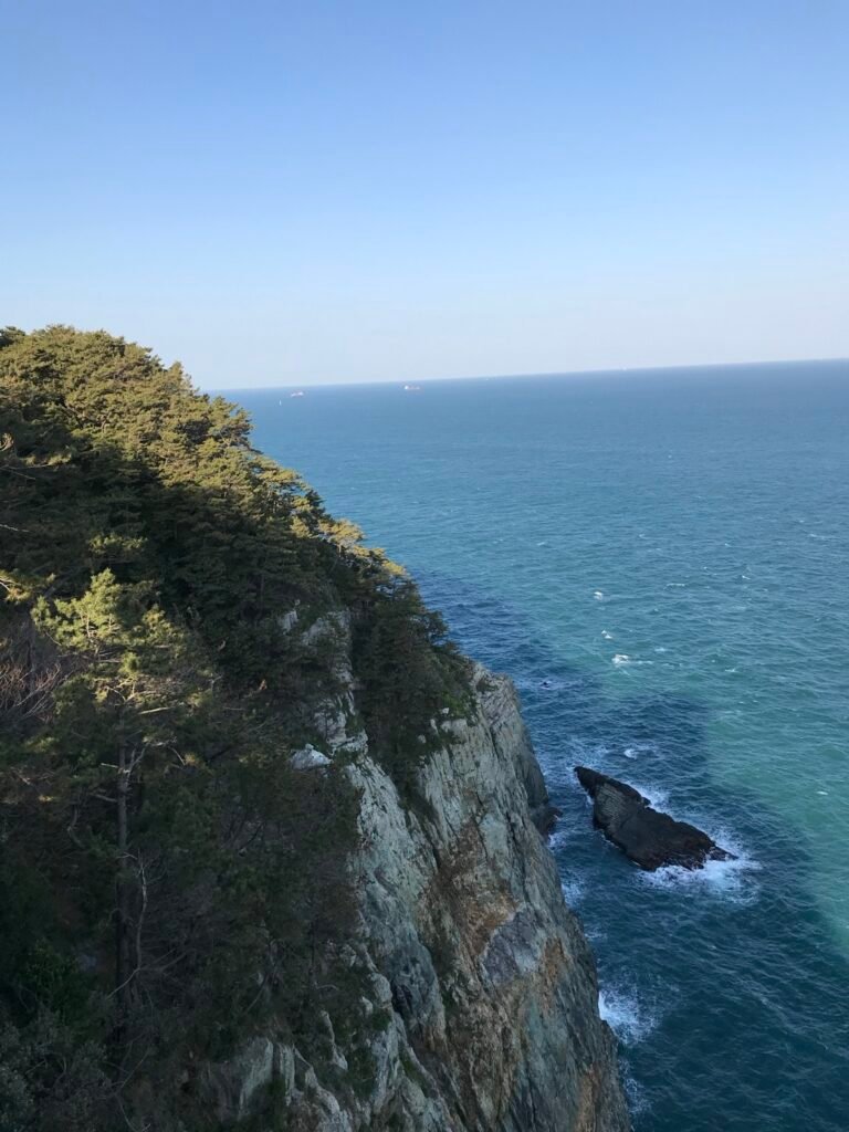 釜山・太宗台から望む青い海と岩の海岸