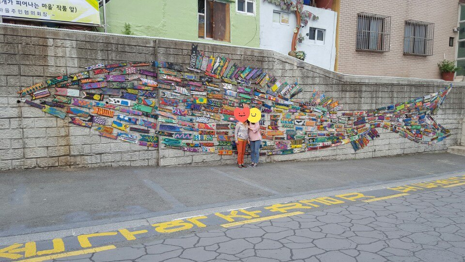 甘川文化村の路地にあるカラフルな魚のアート作品