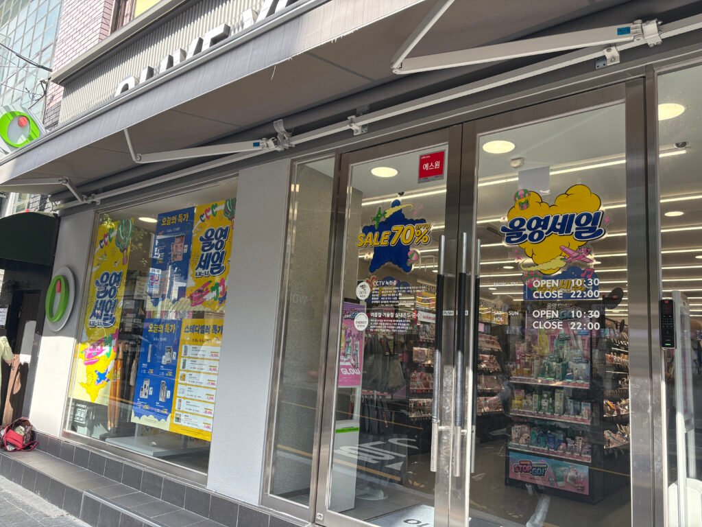 釜山にあるオリーブヤング店舗の外観とセール告知の様子